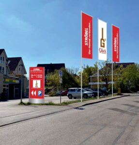 Rendering des Ströbel-Markts in Sulzdorf mit Werbefahnen und Stellplatzbeschilderung